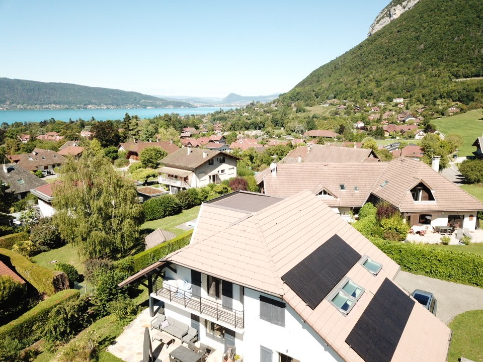 maison avec des panneaux solaires